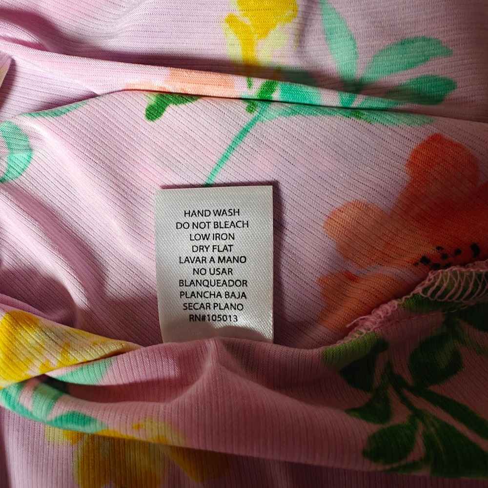 Dear Scarlett Lizzie Short Sleeve Wrinkle Free Floral Pink Split V-Neck Top Med - Picture 11 of 12